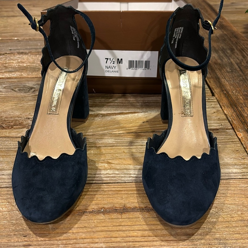 Audrey Brooke Delanie Navy leather upper heels size 7.5 medium